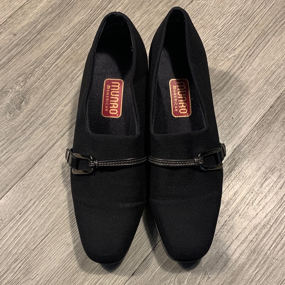 Munro “American Cindi” Black Low Heel Stretch Slip On Loafers size 5
